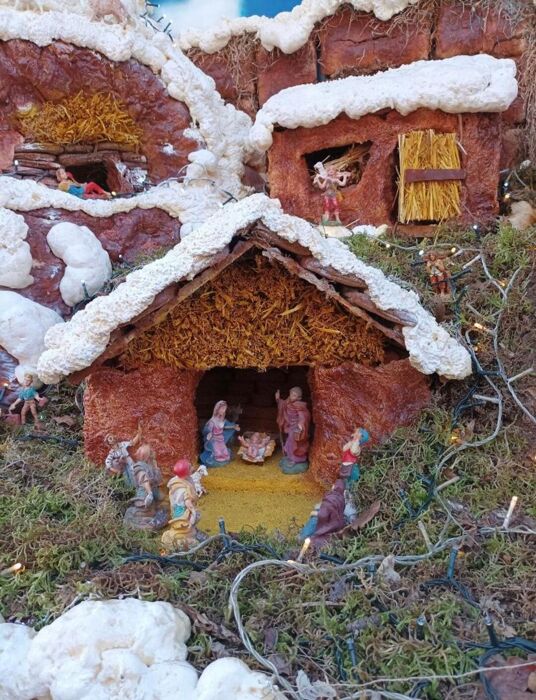 Trekking natalizio, il paese dei Presepi alle ultime luci della sera Trekking natalizio, il paese dei Presepi alle ultime luci della sera desktop picture