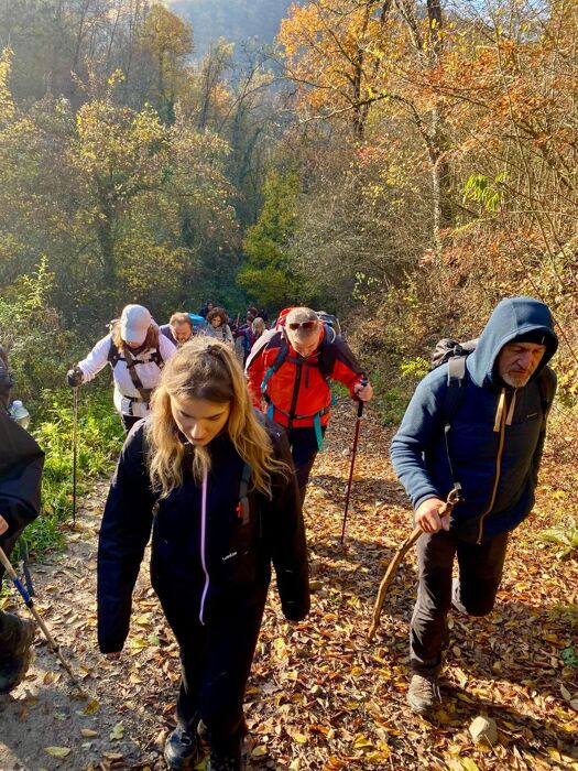 Trekking natalizio, il paese dei Presepi alle ultime luci della sera Trekking natalizio, il paese dei Presepi alle ultime luci della sera desktop picture
