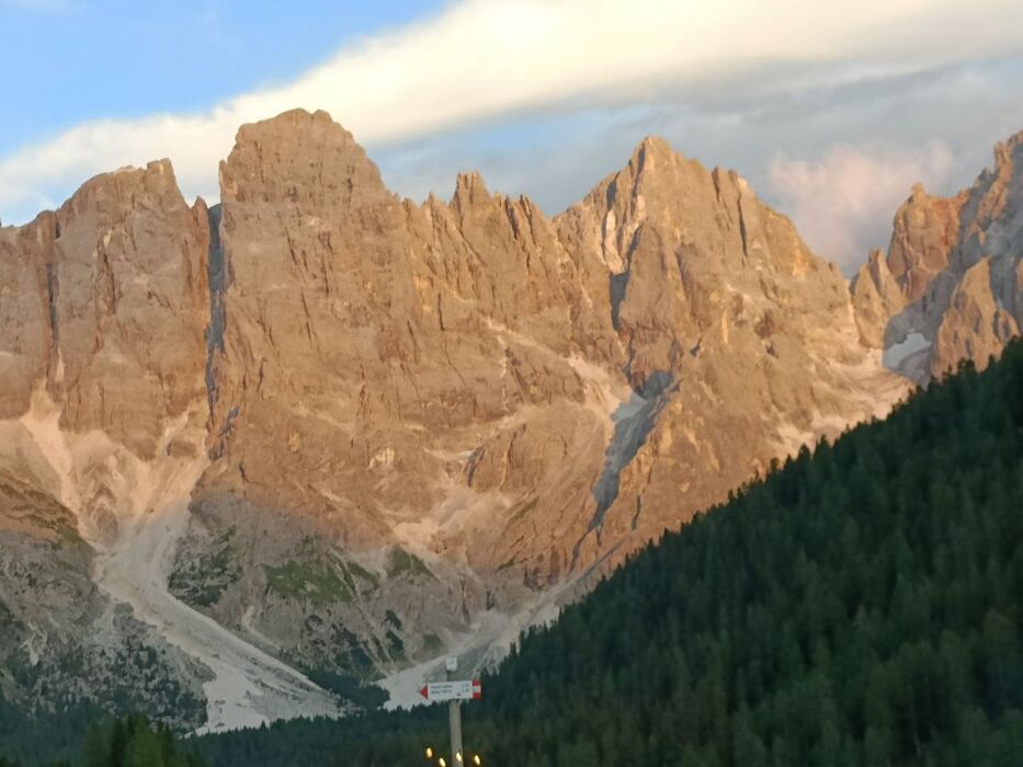 Emozionante trekking tra Val Venegia e baita Segantini Emozionante trekking tra Val Venegia e baita Segantini desktop picture