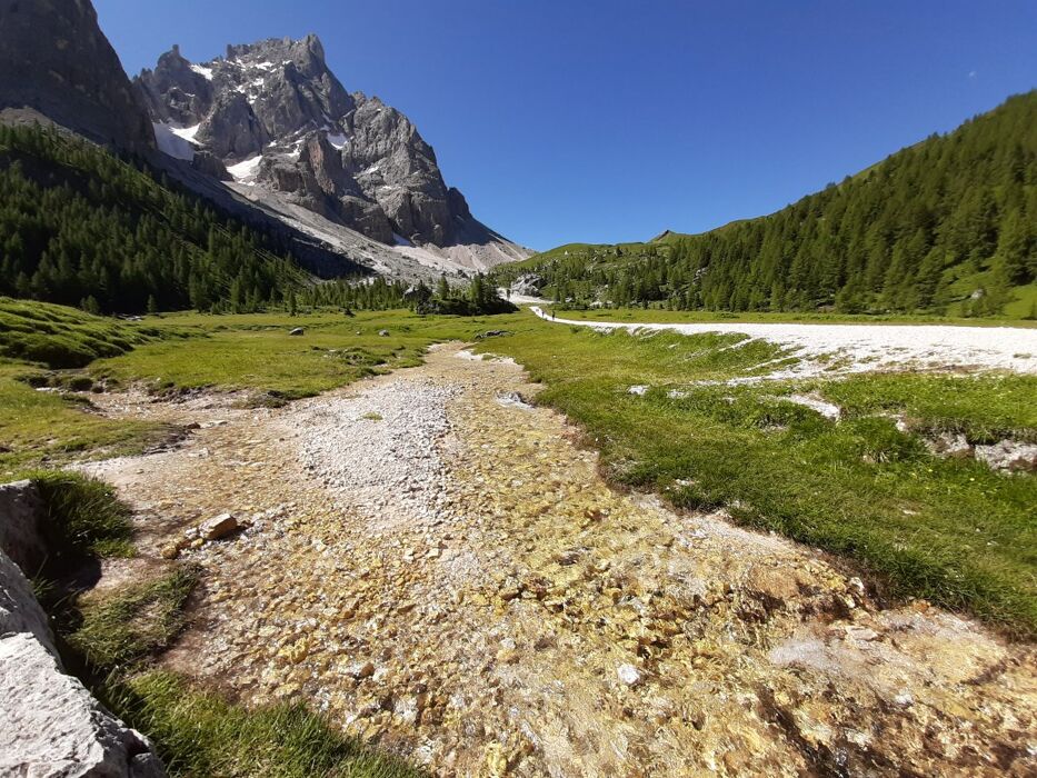 Emozionante trekking tra Val Venegia e baita Segantini Emozionante trekking tra Val Venegia e baita Segantini desktop picture