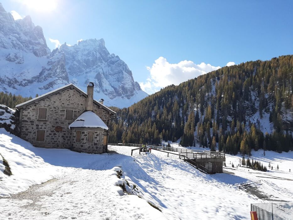 Emozionante trekking tra Val Venegia e baita Segantini Emozionante trekking tra Val Venegia e baita Segantini desktop picture