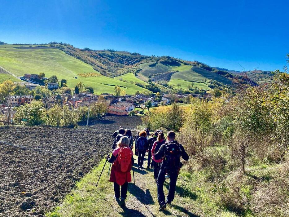 Trekking in collina a Montecavolo, tra presepi, pizzata e pattini Trekking in collina a Montecavolo, tra presepi, pizzata e pattini desktop picture