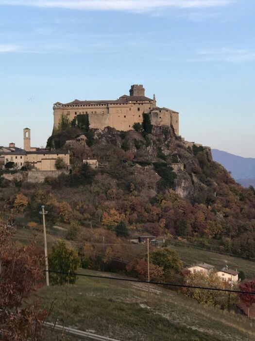 Visita e minitrek al castello di Bardi con pranzo Visita e minitrek al castello di Bardi con pranzo desktop picture