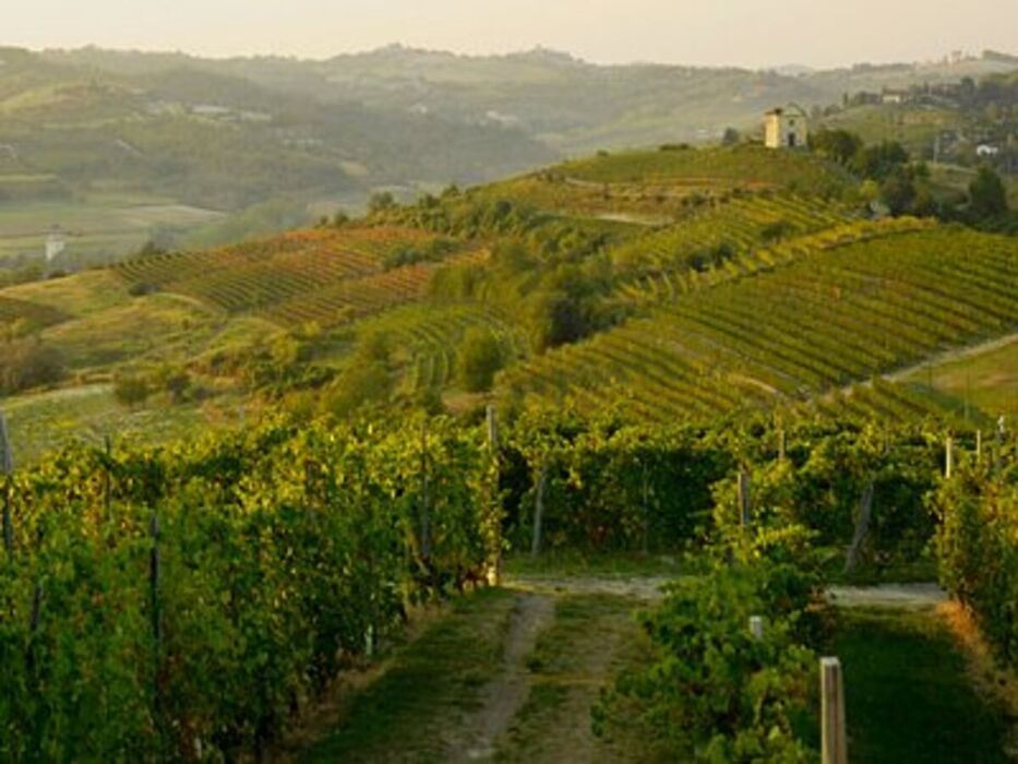 Cammini del Romanico: Quinta tappa, l'Anello di Mombello e il Lago di Arignano Cammini del Romanico: Quinta tappa, l'Anello di Mombello e il Lago di Arignano desktop picture