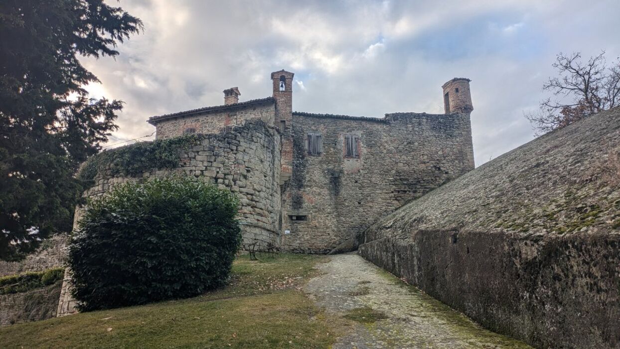 Escursione in Val Tidone e Rocca d'Olgisio con Pranzo in Trattoria Escursione in Val Tidone e Rocca d'Olgisio con Pranzo in Trattoria desktop picture