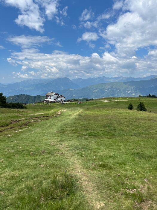 Escursione al Monte Alto e pranzo al Rifugio Magnolini Escursione al Monte Alto e pranzo al Rifugio Magnolini desktop picture