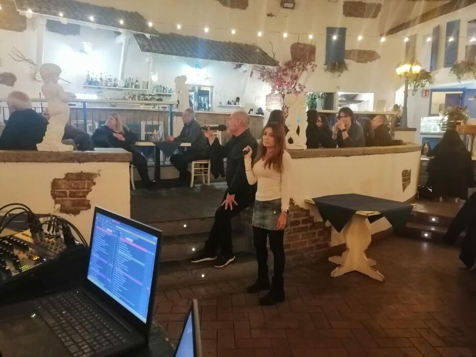 Pizzata con balli e karaoke Pizzata con balli e karaoke desktop picture