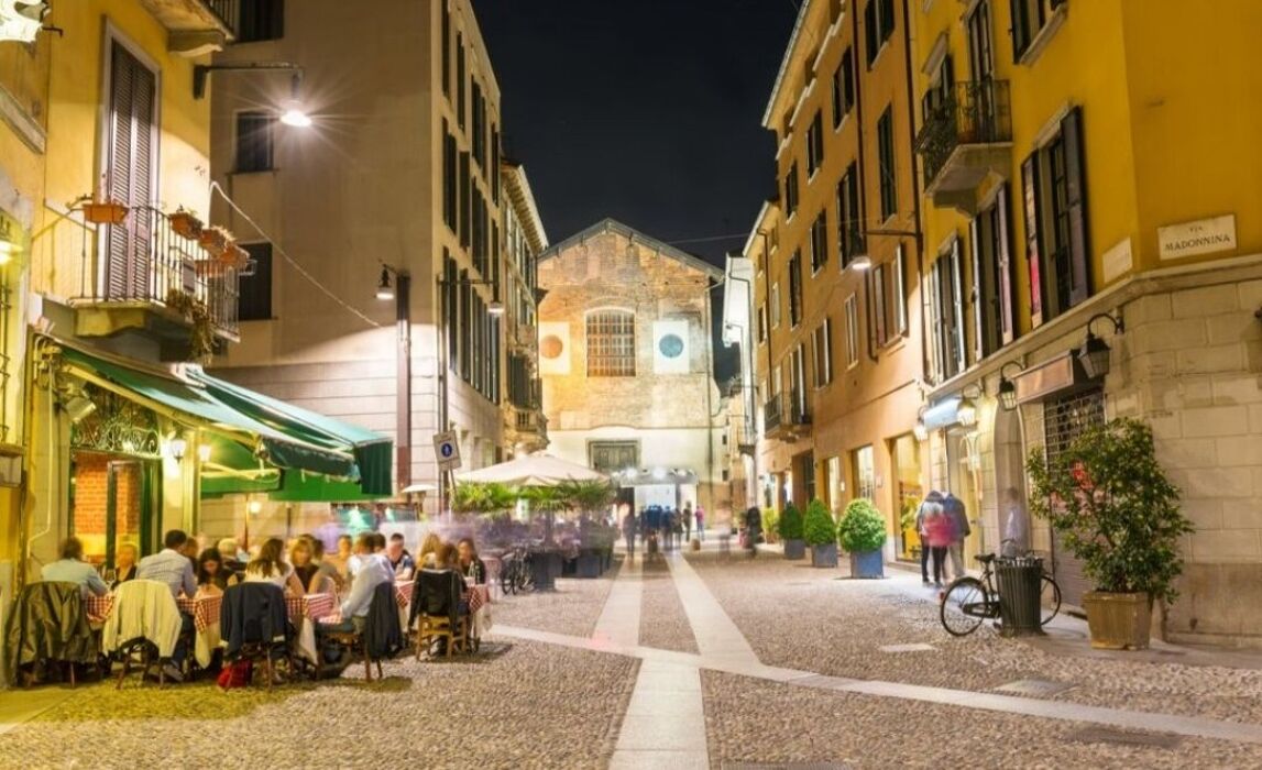 Pizzata in compagnia sotto il Bosco Verticale Pizzata in compagnia sotto il Bosco Verticale desktop picture