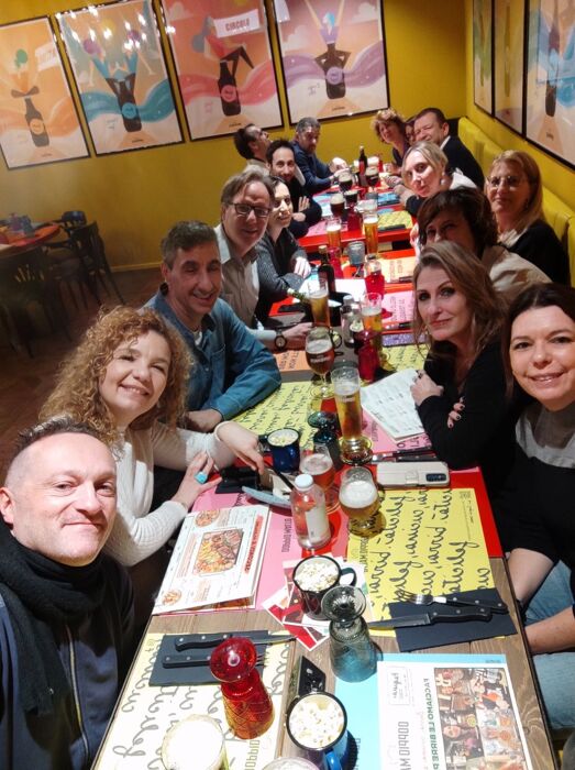 Pizzata in compagnia sotto il Bosco Verticale Pizzata in compagnia sotto il Bosco Verticale desktop picture