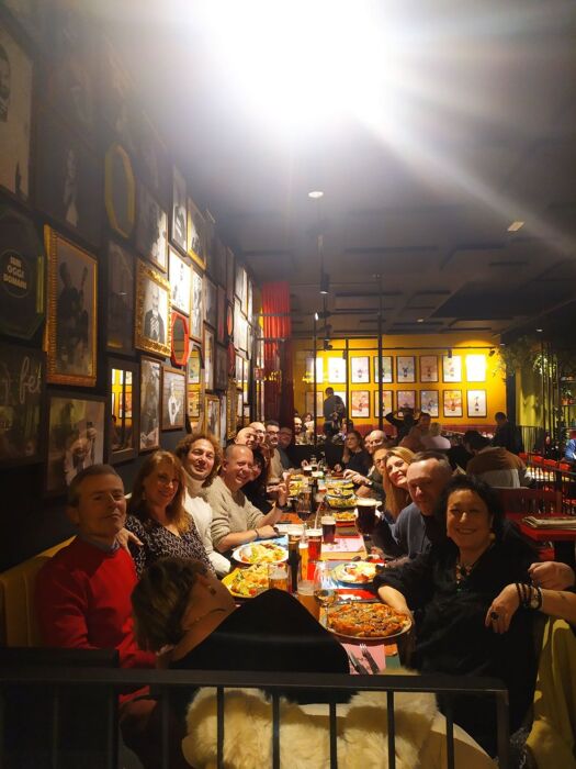 Pizzata in compagnia sotto il Bosco Verticale Pizzata in compagnia sotto il Bosco Verticale desktop picture