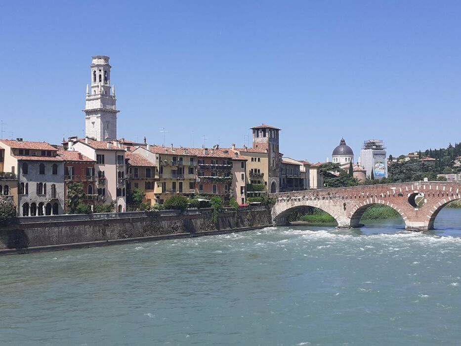 Verona insolita: da Veronetta a Sottoriva con aperitivo sull'Adige Verona insolita: da Veronetta a Sottoriva con aperitivo sull'Adige desktop picture